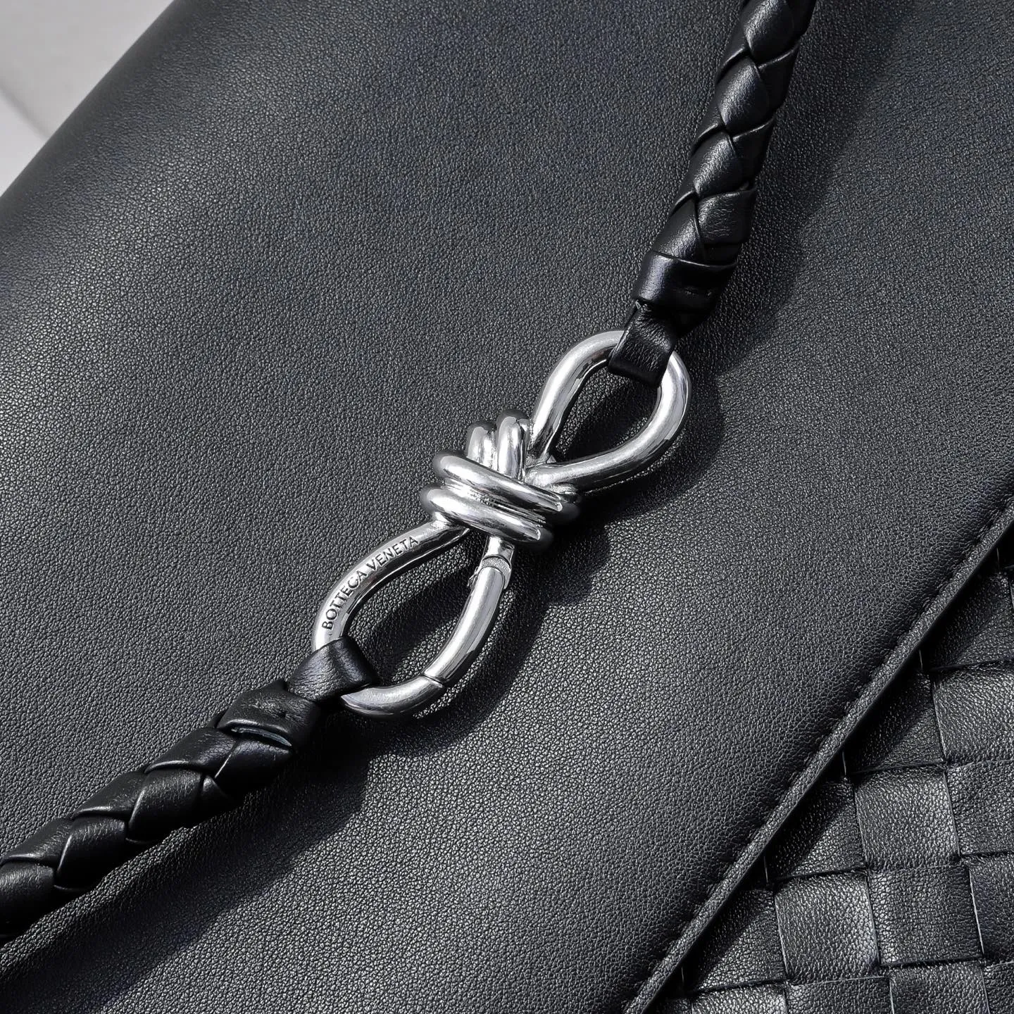 Batch 2960 BOTTEGA VENETA 2025 new men's ANDIAMO backpack Bottega Veneta's main recommendation is undoubtedly Andiamo. The first new favorite of 2025 is a men's splayed buckle bag. It can be seen that the designer has used many small ideas. The detachable cross-body strap is very convenient for elite office workers to carry their work diary. Reduce the burden on your hands when carrying office supplies. The interior is divided into two large compartments and a small zippered compartment. Unlike the women's model, the compartments here are not detachable. The fixed large single layer also makes it easier to pack lightly when going out to work and avoids the accumulation of too many small items. Style number: 5969 Size: 43*32*20cm